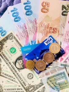 Jakiej waluty używać w Turcji? Czy płacić kartą?